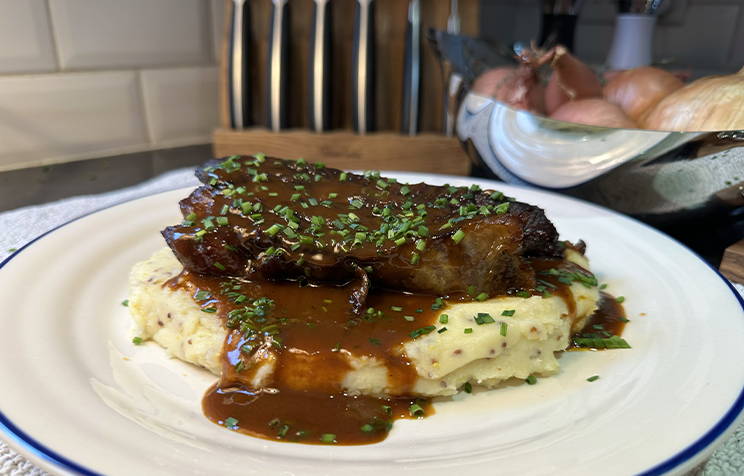 Slow cooked beef short ribs, potato purée and red wine glaze